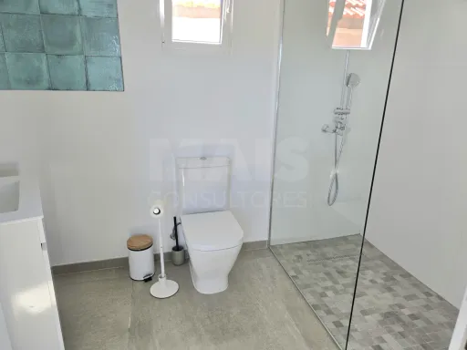 Moradia T4 térrea contemporânea com anexo T2 independente | Lote com 10.400 m² | Alvorninha