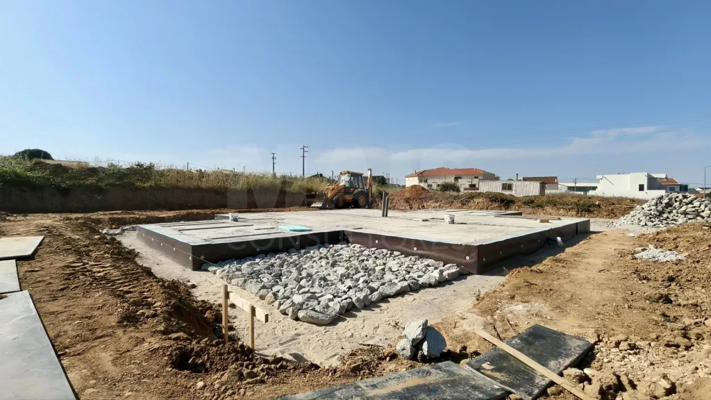 Moradia T3 Geminada c/ 1 Suite, Jardim, Parqueamento e Piscina! (LT2)