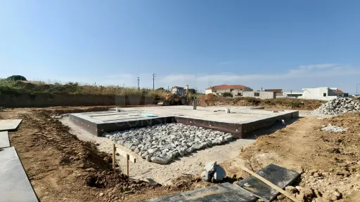 Moradia T3 Geminada c/ 1 Suite, Jardim, Parqueamento e Piscina! (LT2)