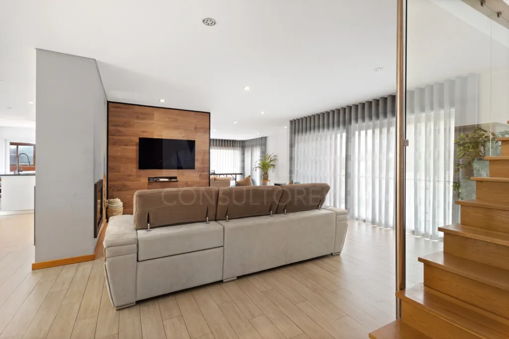 Deslumbrante Moradia T5 com Vista Mar, Piscina Privada e Excelente Exposição Solar