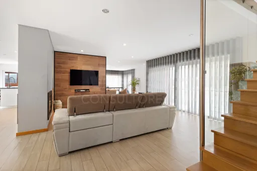 Deslumbrante Moradia T5 com Vista Mar, Piscina Privada e Excelente Exposição Solar