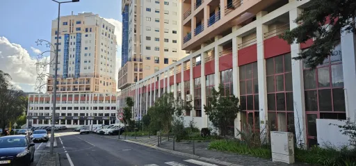 Loja Santo António dos Cavaleiros com 349,90m2 útil e 4 lugares de estacionamento