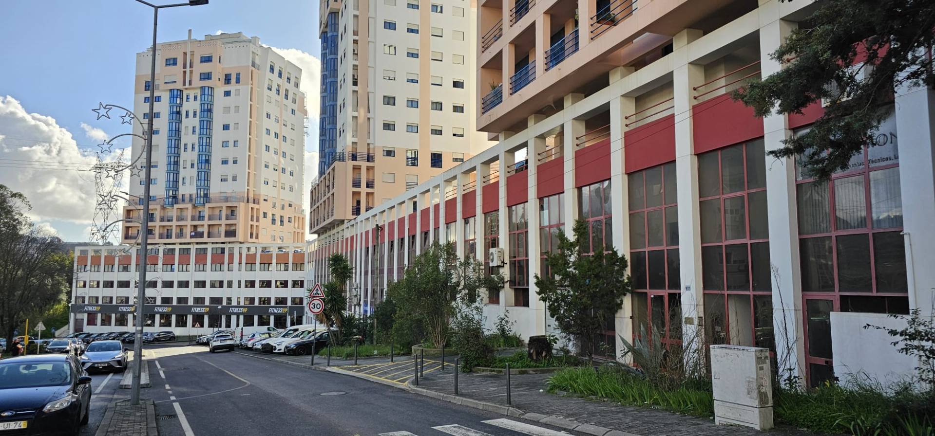 Loja Santo António dos Cavaleiros com 349,90m2 útil e 4 lugares de estacionamento
