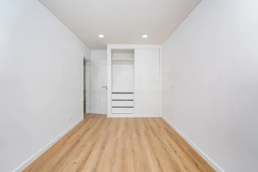 Apartamento T2 Totalmente Remodelado com Varanda no Coração de Alverca | Modernidade, Conforto e Localização de Excelência