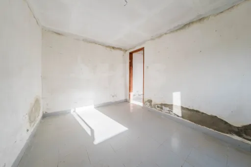 Quinta com duas moradias em ruína, poço e anexo com T0!
