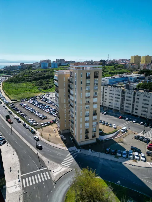 T2 Renovado com Vista Rio | Av. Mouzinho de Albuquerque