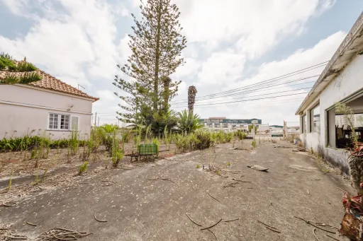 Moradia inserida num amplo terreno com 4.730 m²