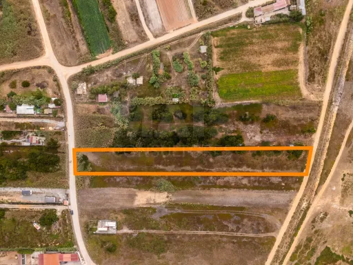 Land located a few meters from Almagreira Beach
