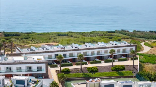 Moradia T4 com Vista Mar, Jacuzzi Panorâmico e Energia Solar | Lourinhã
