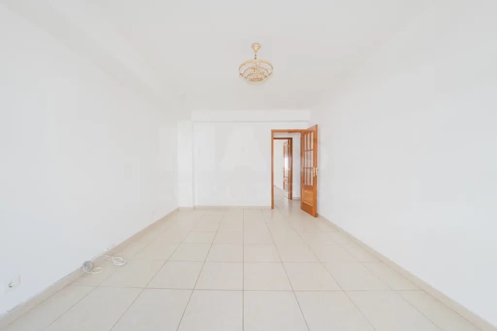 Apartamento T3 com garagem e varanda.