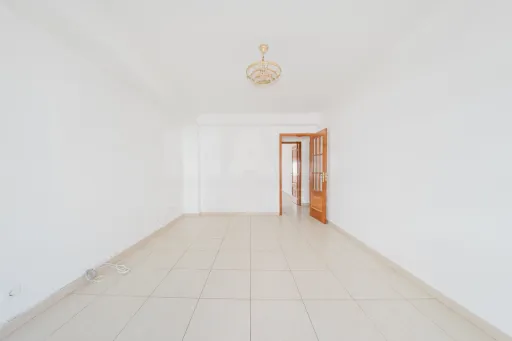 Apartamento T3 com garagem e varanda.