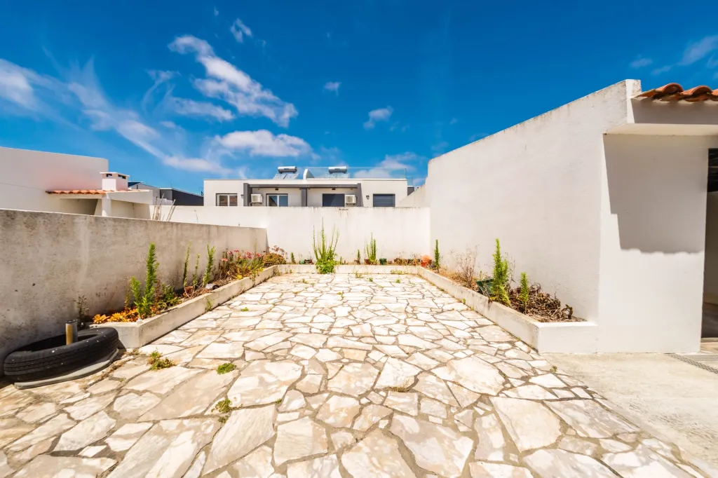Apartamento T2 com Quintais Privativos e Garagem a 900 m da Praia de São Bernardino