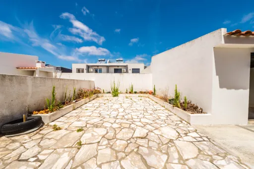 2-Bedroom Apartment with Private Backyards and Garage, 900 m from São Bernardino Beach