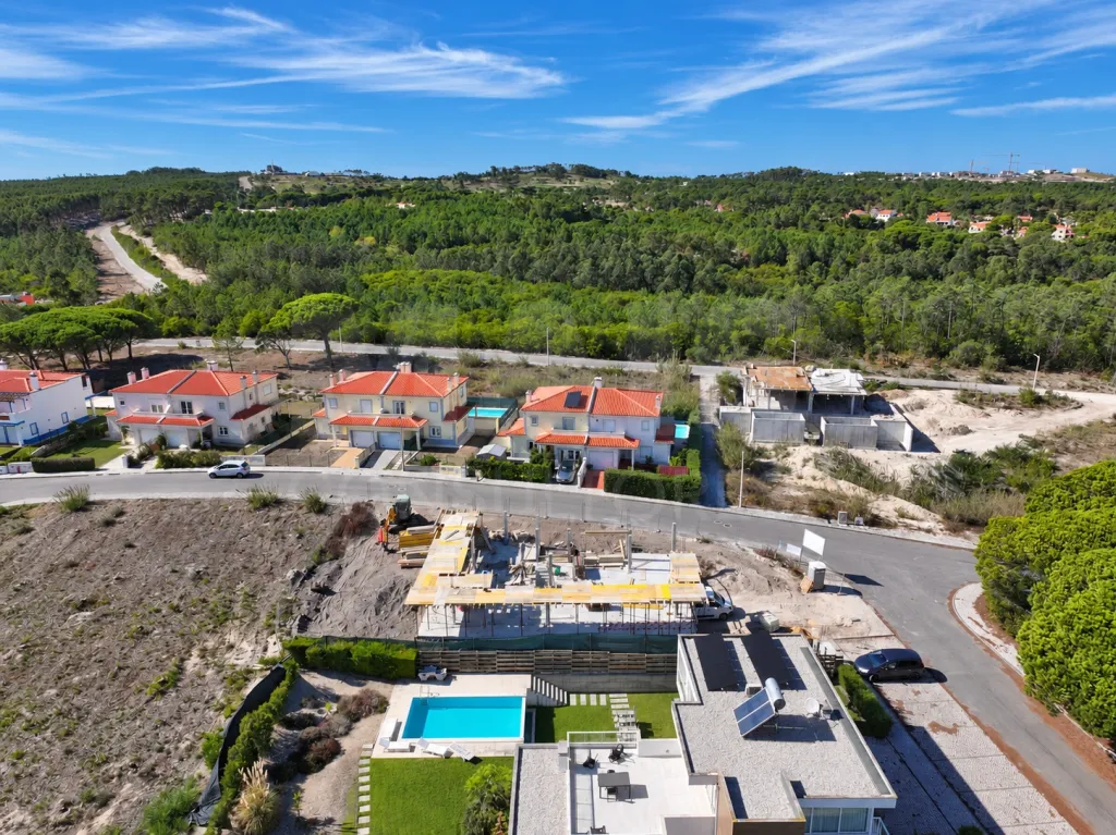 Moradia T4 c/ 3 Suites, Jardim, Piscina e Garagem para 2 Carros | LAGOA DE ÓBIDOS | OFF MARKET