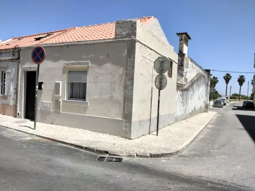 Moradia Remodelada V1 em Alhandra.