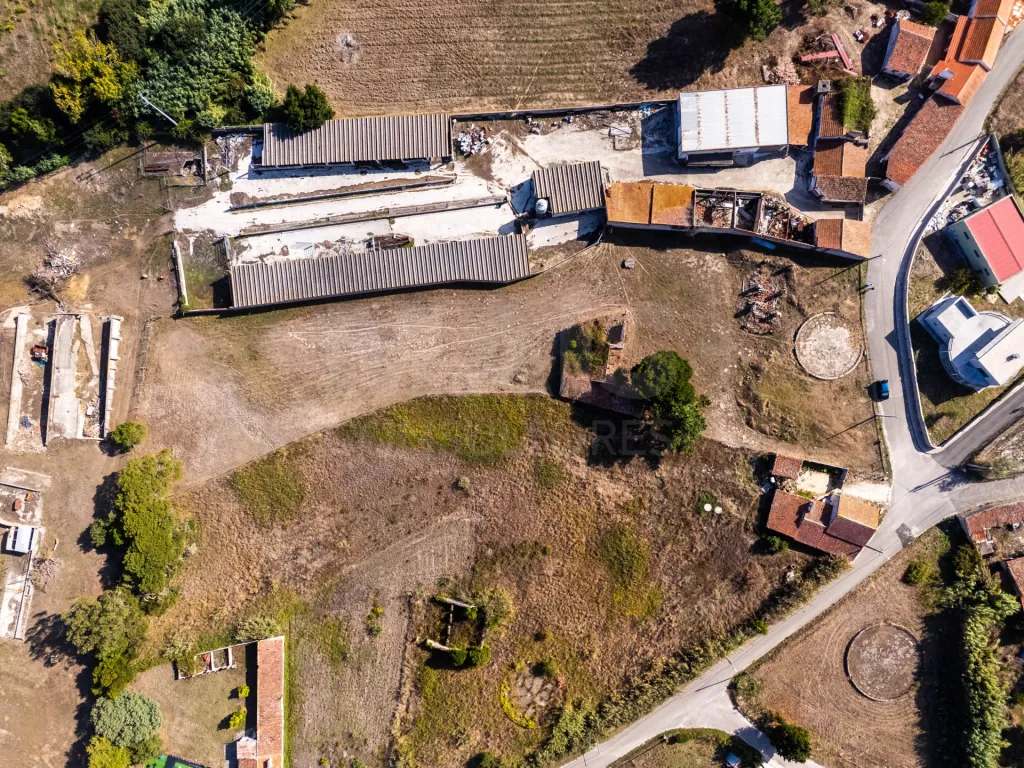 Terreno com ruína na Serra do Bouro