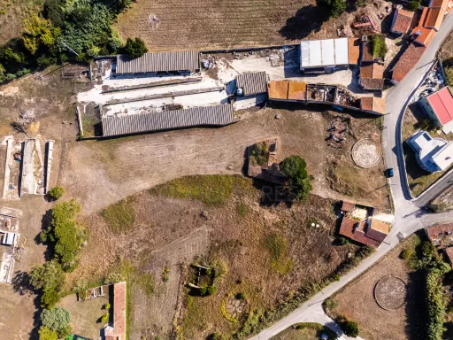 Terreno com ruína na Serra do Bouro