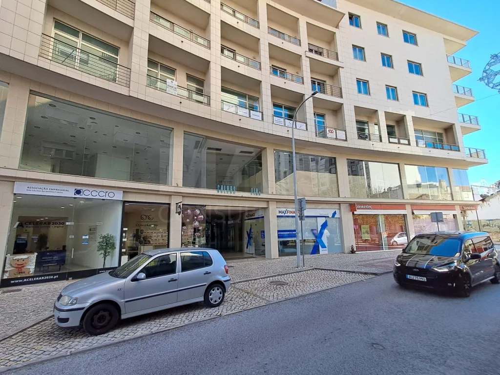 Loja em Centro Comercial junto à Avenida