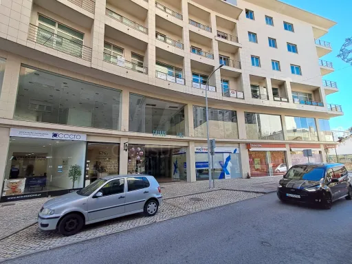 Loja em Centro Comercial junto à Avenida