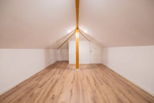 Moradia T2+1 totalmente remodelada com garagem e sótão em Alfeizerão
