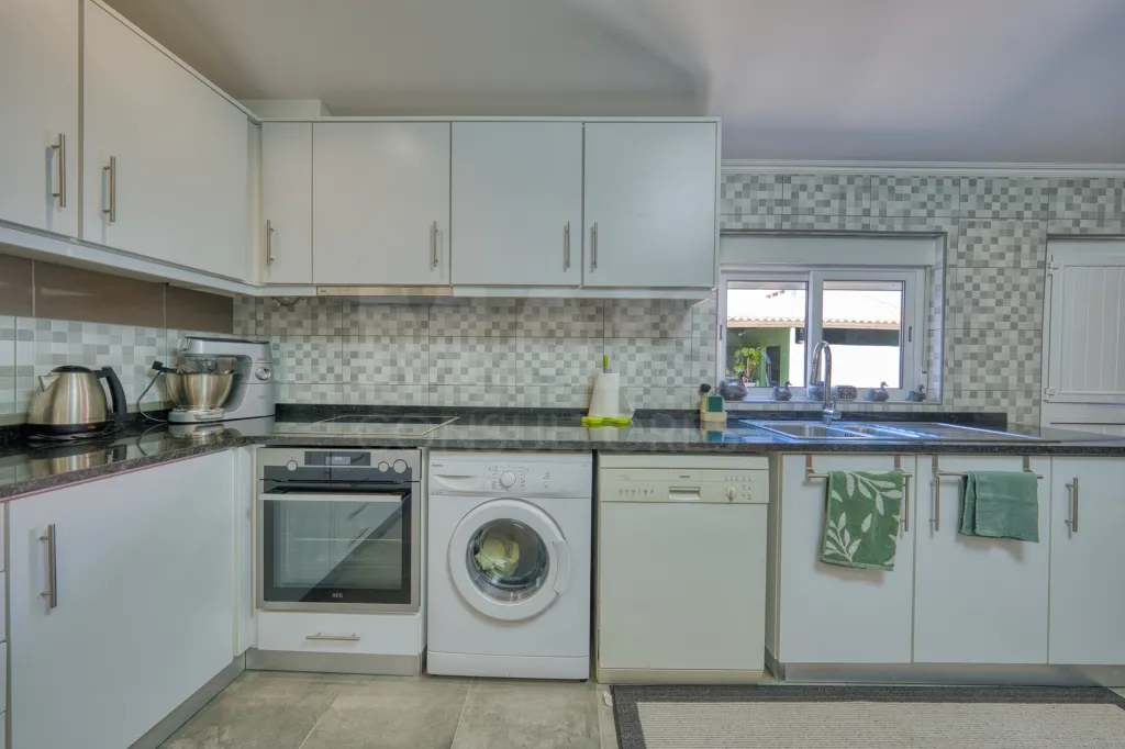Viva com Espaço e Conforto: Moradia T4 com Anexo e Garagem em Coruche – Pronta a Habitar