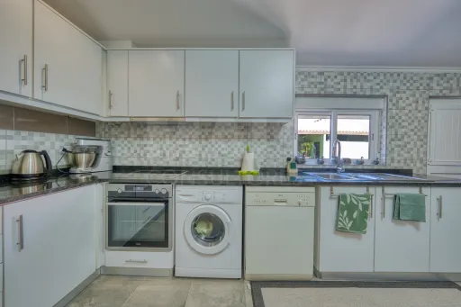 Viva com Espaço e Conforto: Moradia T4 com Anexo e Garagem em Coruche – Pronta a Habitar