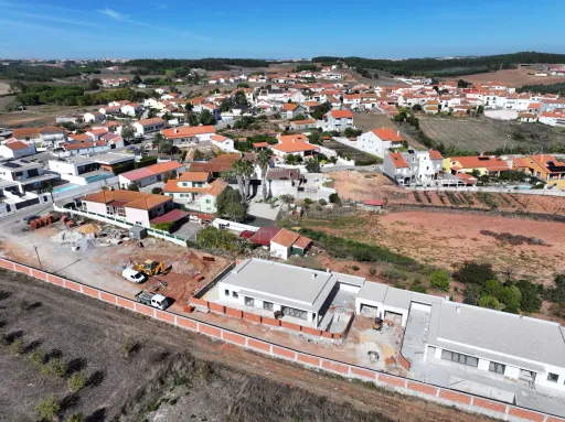 Moradia Térrea T4 com Suite Master, Piscina de Água Salgada, Garagem e Acabamentos Premium !