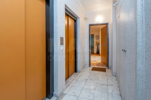 Apartamento T3 com box e vista rio em Vila Franca de Xira