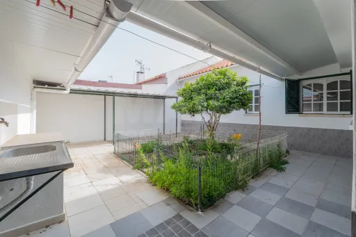 Moradia T3 com espaço exterior no centro de Salvaterra de Magos