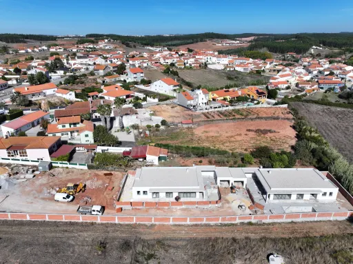Moradia Térrea T4 com Suite Master, Piscina de Água Salgada, Garagem e Acabamentos Premium !