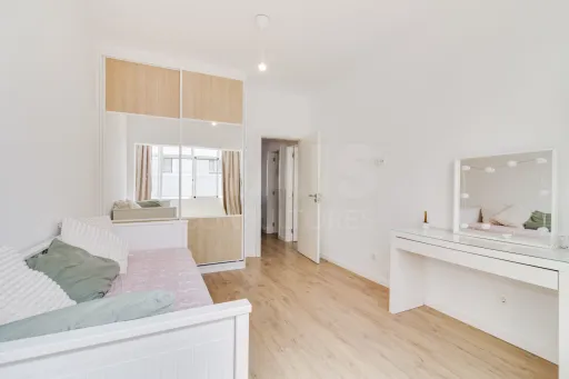 2-Bedroom Apartment in Almada’s Historic Center, Next to Casa da Cerca