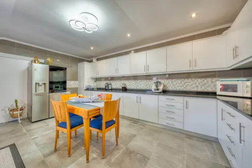 Viva com Espaço e Conforto: Moradia T4 com Anexo e Garagem em Coruche – Pronta a Habitar