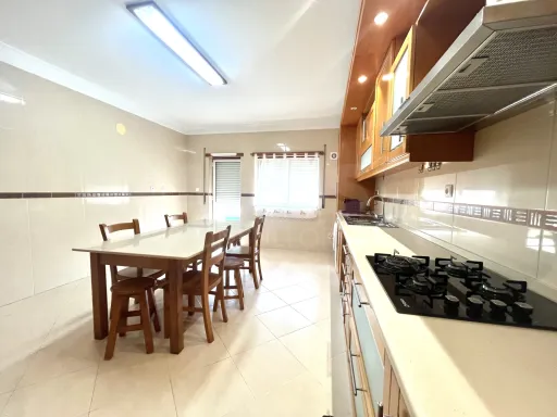 3 bedroom apartment with parking in Urbanização das Oliveirinhas