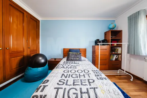 Moradia exclusiva com piscina aquecida, suite, garagem e jardim deslumbrante