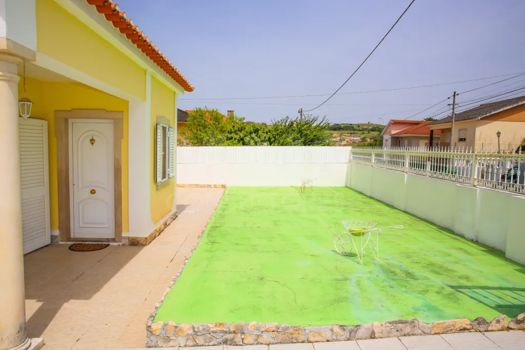 Moradia T2+1, em Sapataria, Sobral de Monte Agraço