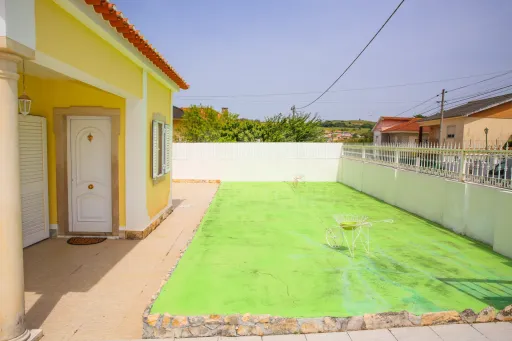 Moradia T2+1, em Sapataria, Sobral de Monte Agraço