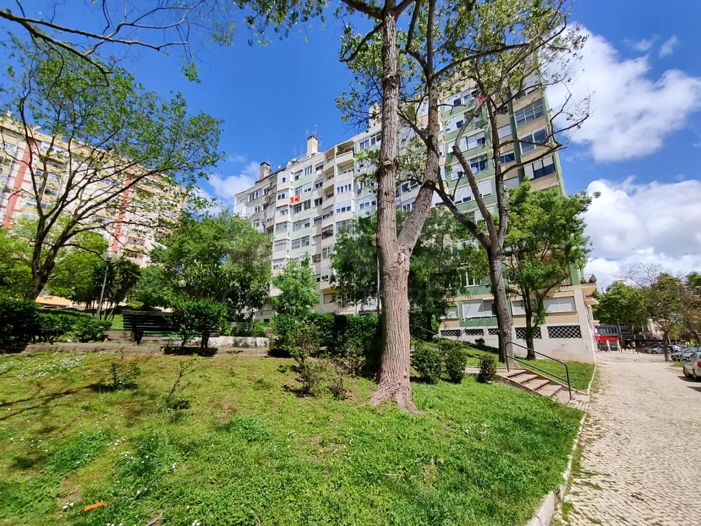 Apartamento T3 em Benfica  inserido num prédio com 2 elevadores ( em remodelação)