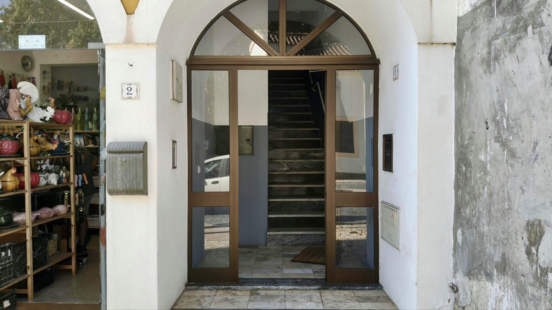 Apartamento T2 com Terraço e Potencial | Centro das Caldas da Rainha