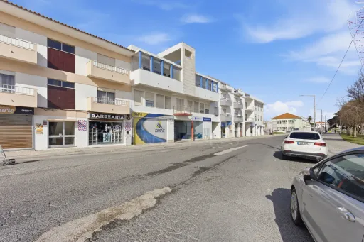 Prédio com 3 frações no centro de Peniche