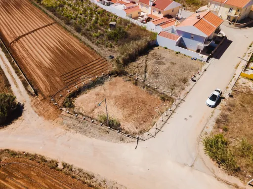 Excelente lote com projeto aprovado para moradia T3 com garagem e piscina