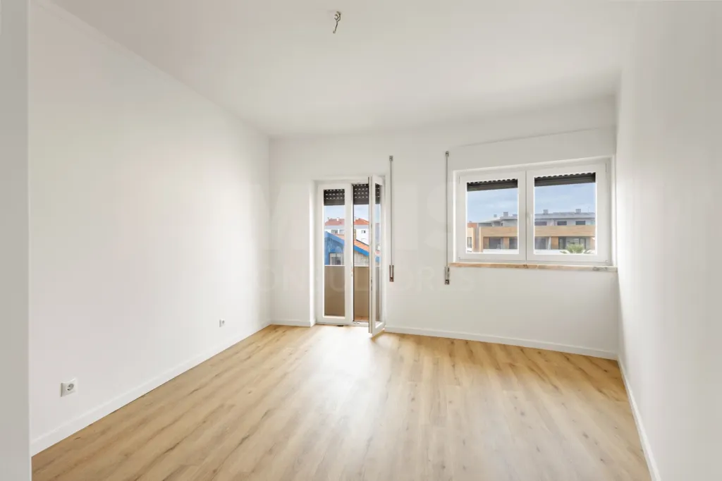 Apartamento T2 remodelado com 2 wc e varanda