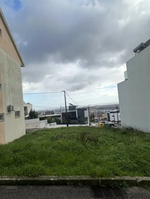Terreno urbano de 305 M² com vista deslumbrante em Odivelas