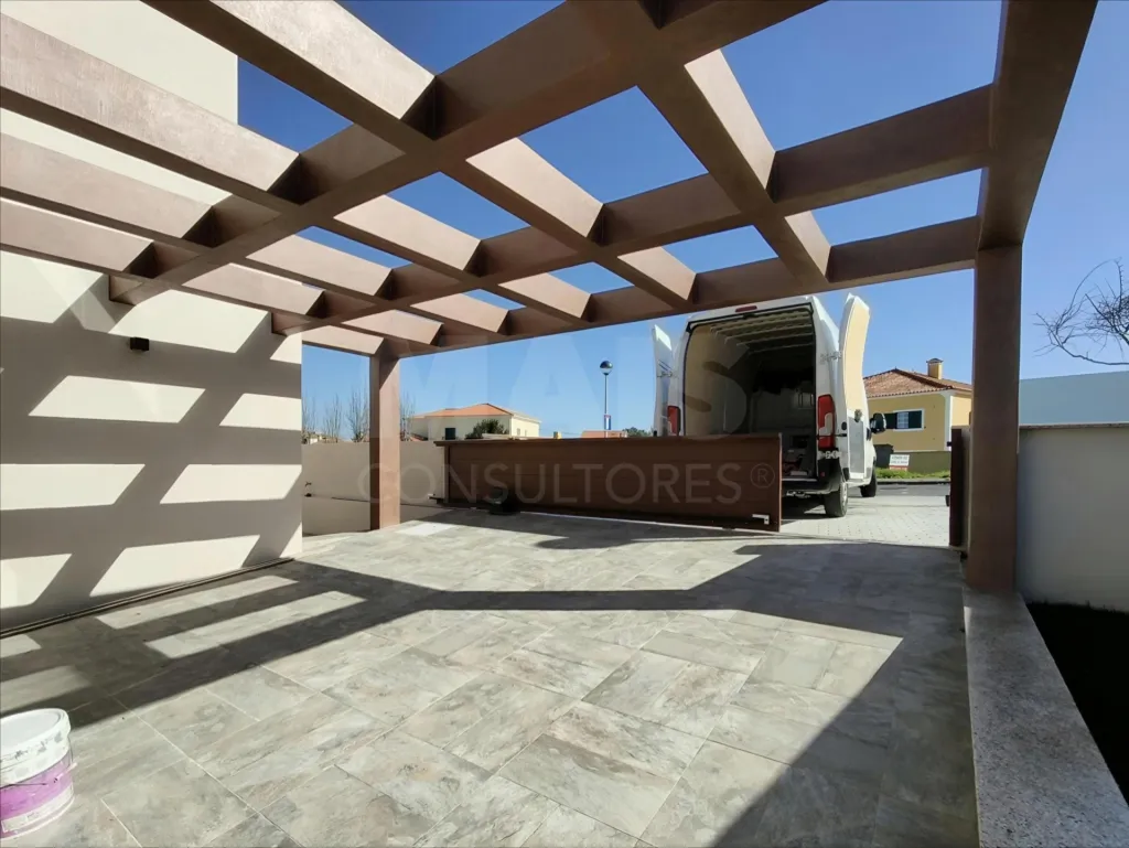 3 bedroom villa with 2 suites, 1 closet, patio and sea view!