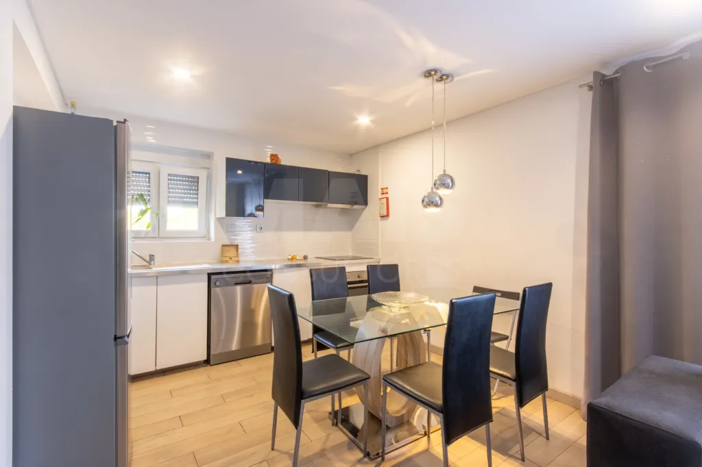 Propriedade com 3 apartamentos e piscina em Óbidos