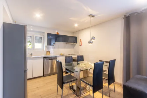 Propriedade com 3 apartamentos e piscina em Óbidos