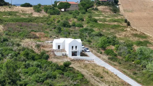 🏡 Moradia T2+1 Nova em Refugidos com Piscina– Viva com Conforto, Estilo e Tranquilidade