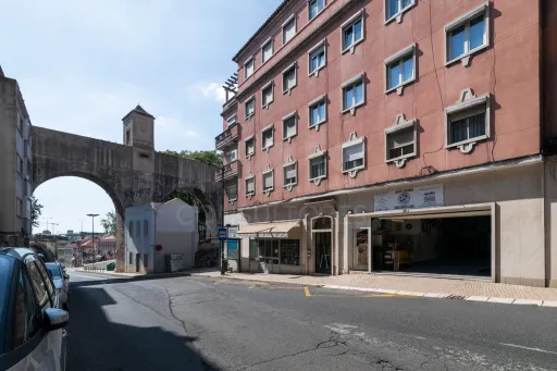 T2 com terraço em Campolide
