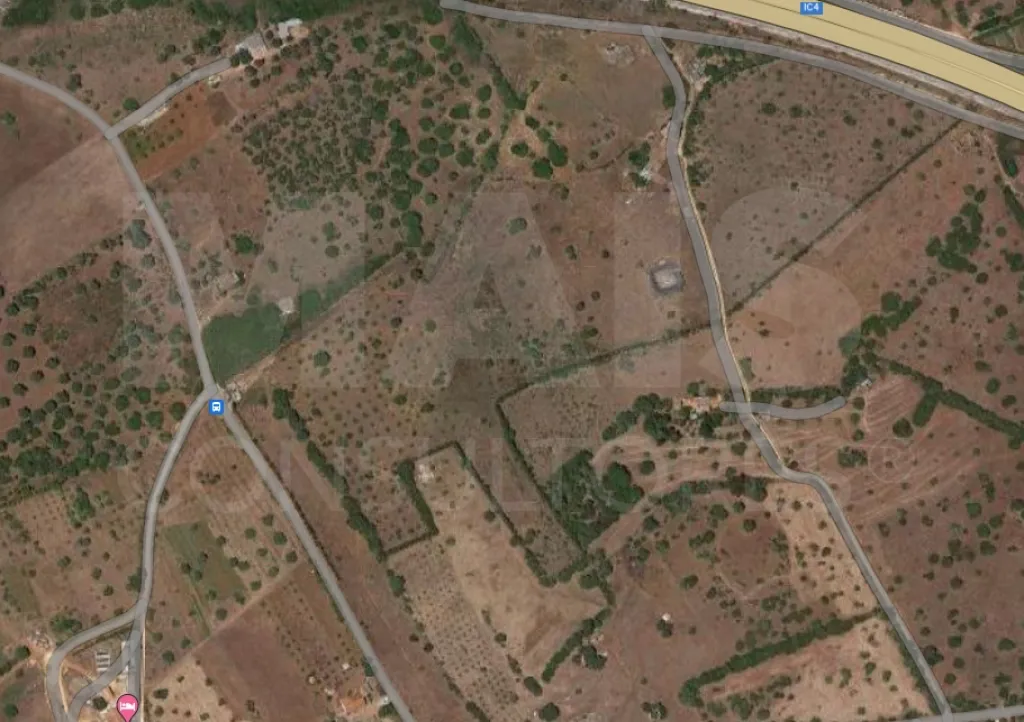 Terreno grande com ruínas em Bensafrim - Lagos
