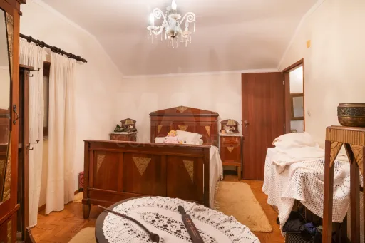 Duas Moradias com Terreno de 1.480 m² no centro da Lourinhã
