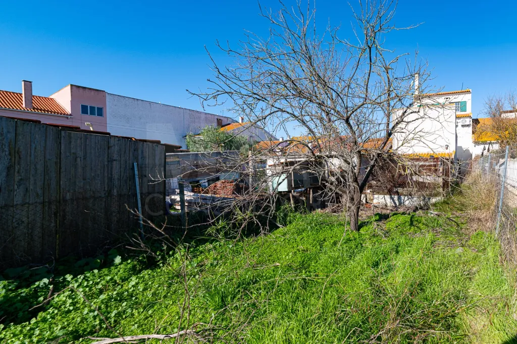 Fraction A: Ground floor, intended for a garage, comprising a large room, a toilet, patio and annex, with its own exit onto the public highway.